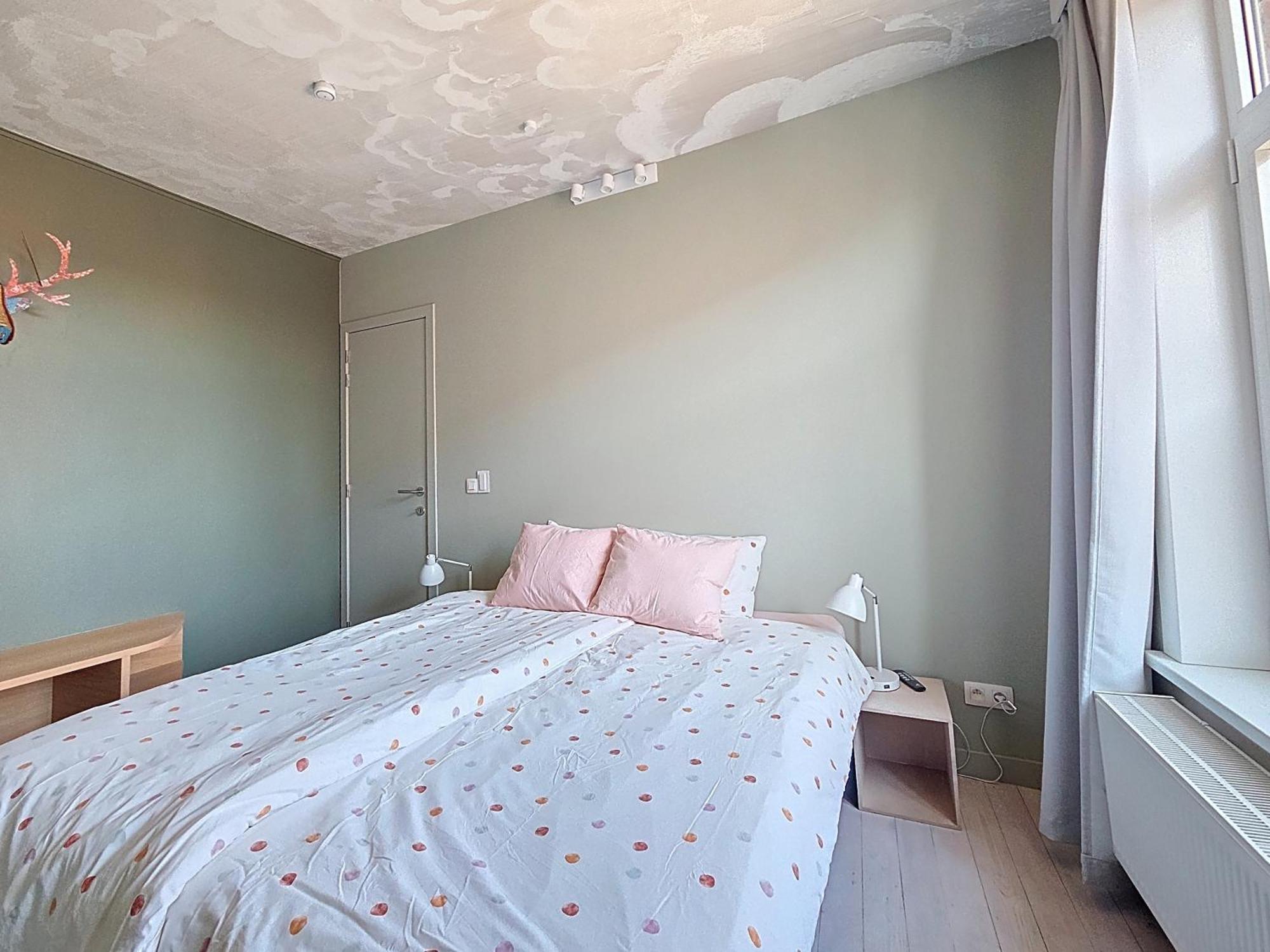 Tweepersoonskamer met 2 Aparte Bedden en Eigen Badkamer